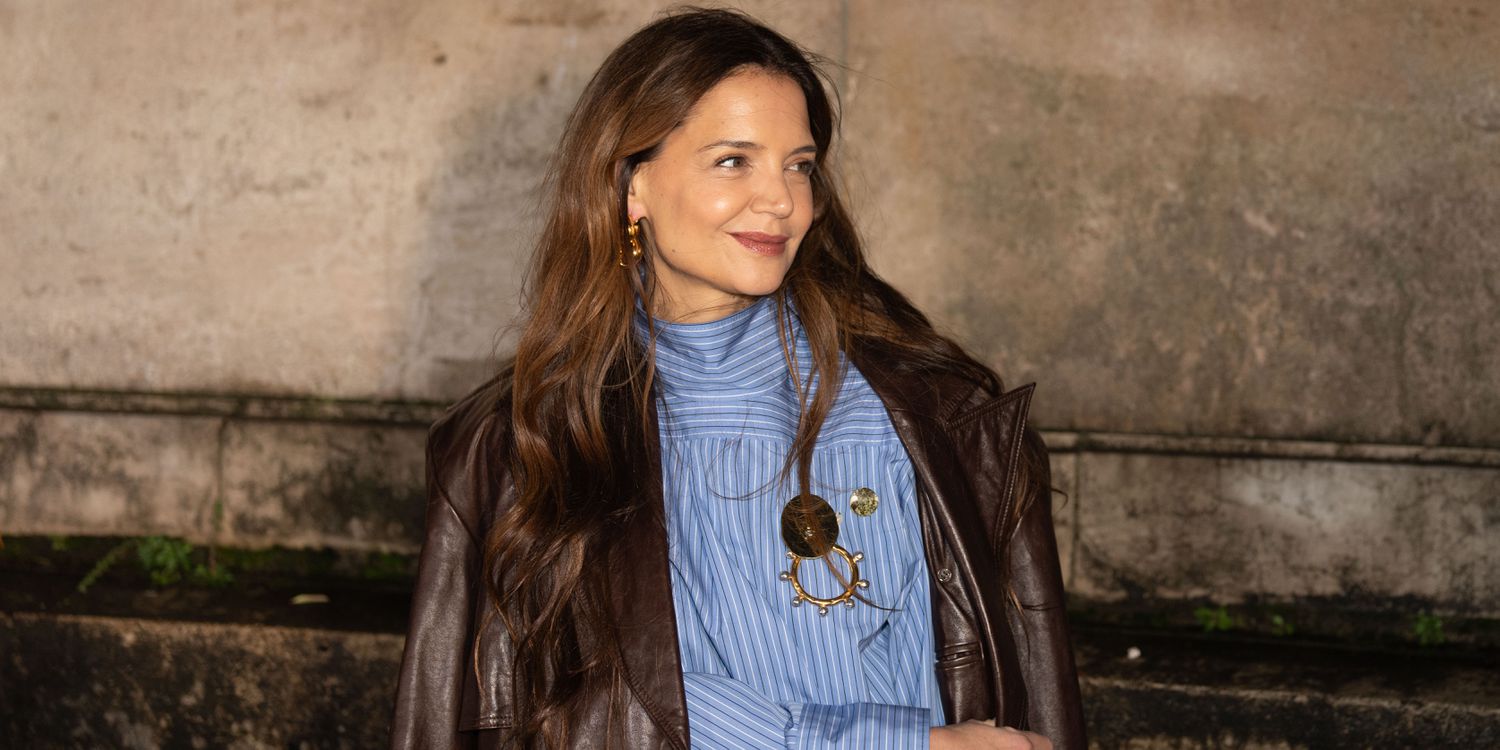 凱蒂·霍爾姆斯（Katie Holmes）穿著向後的襯衫，所以我穿著向後襯衫