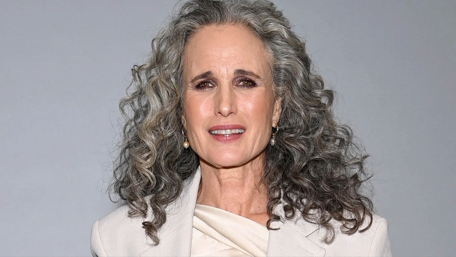 安迪麥克道威爾 (Andie MacDowell) 將她的冬季白色褲裝與她標誌性的灰色頭髮搭配起來