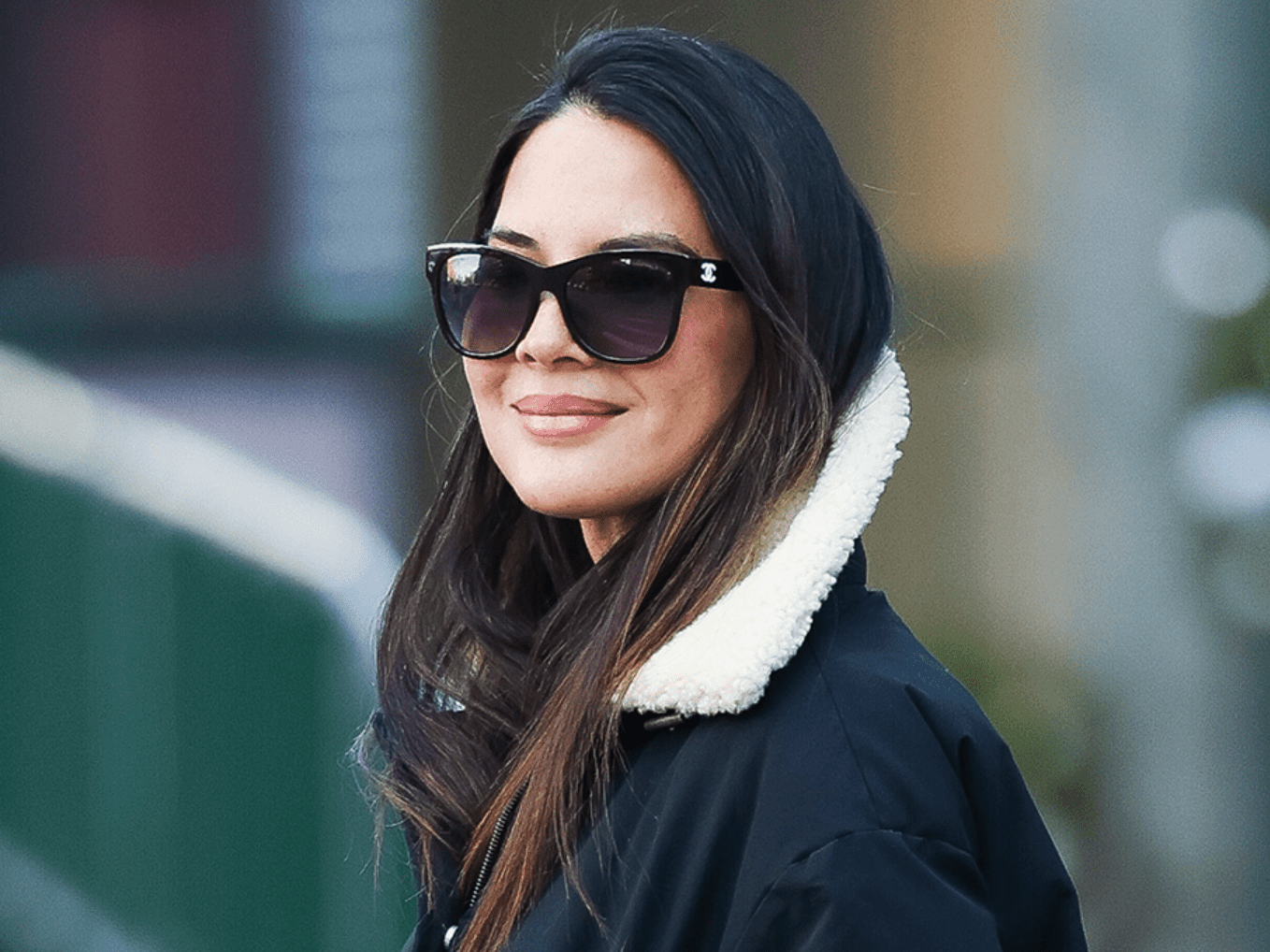 奧利維亞·穆恩 (Olivia Munn) 的休閒造型說服了我投資這些永恆的靴子