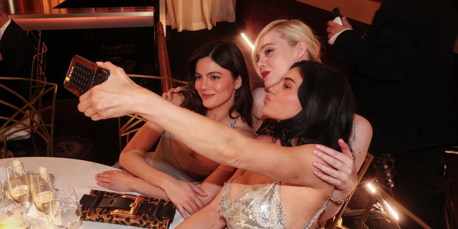 凯莉·詹纳 (Kylie Jenner) 为 Timothée Chalamet 在 2025 年金球奖颁奖典礼上拍摄了 MySpace 时代的照片