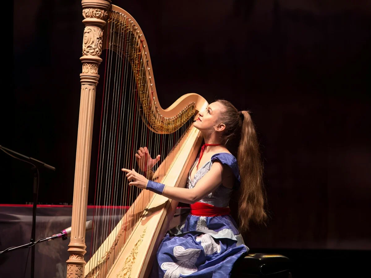 “第101 lightborne的華爾茲”：喬安娜·紐索姆（Joanna Newsom）的《時間與愛》的科幻史詩