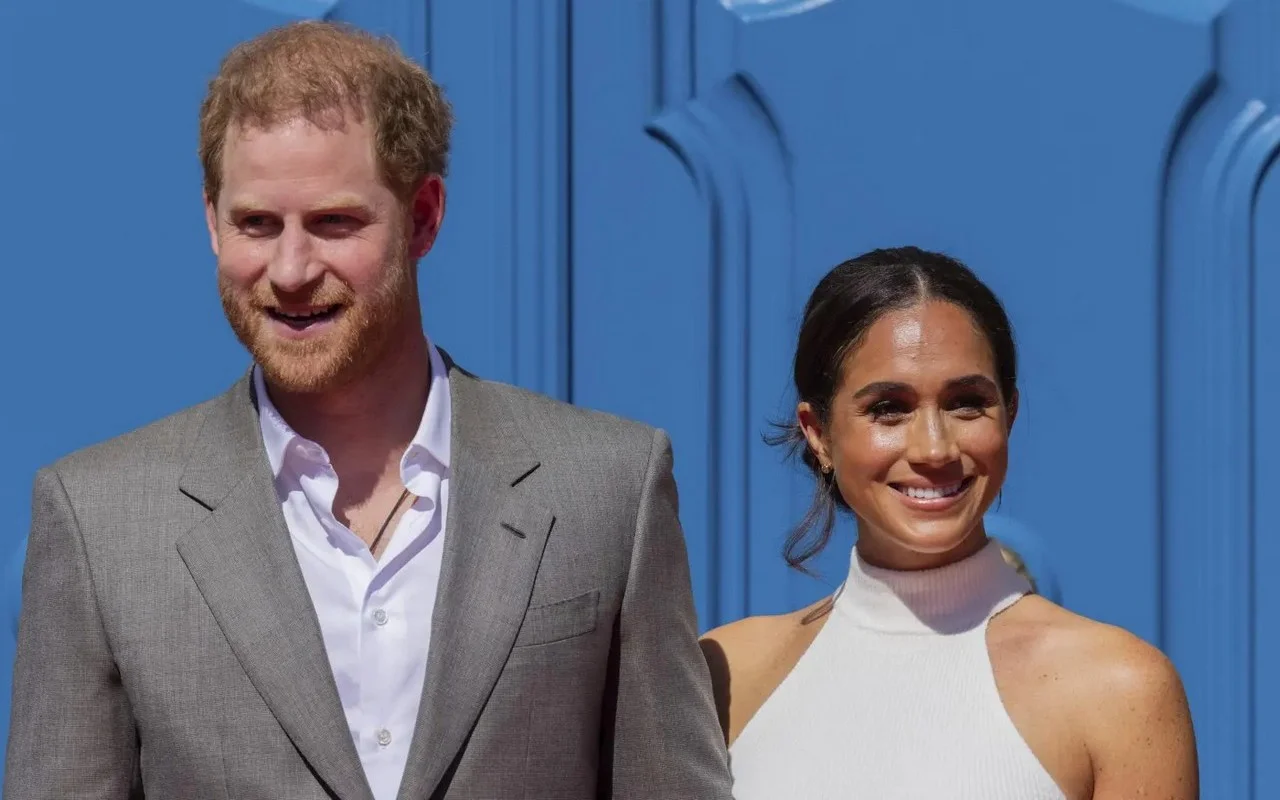梅根·马克尔（Meghan Markle）在Invictus游戏中展示了哈里王子的舞蹈动作