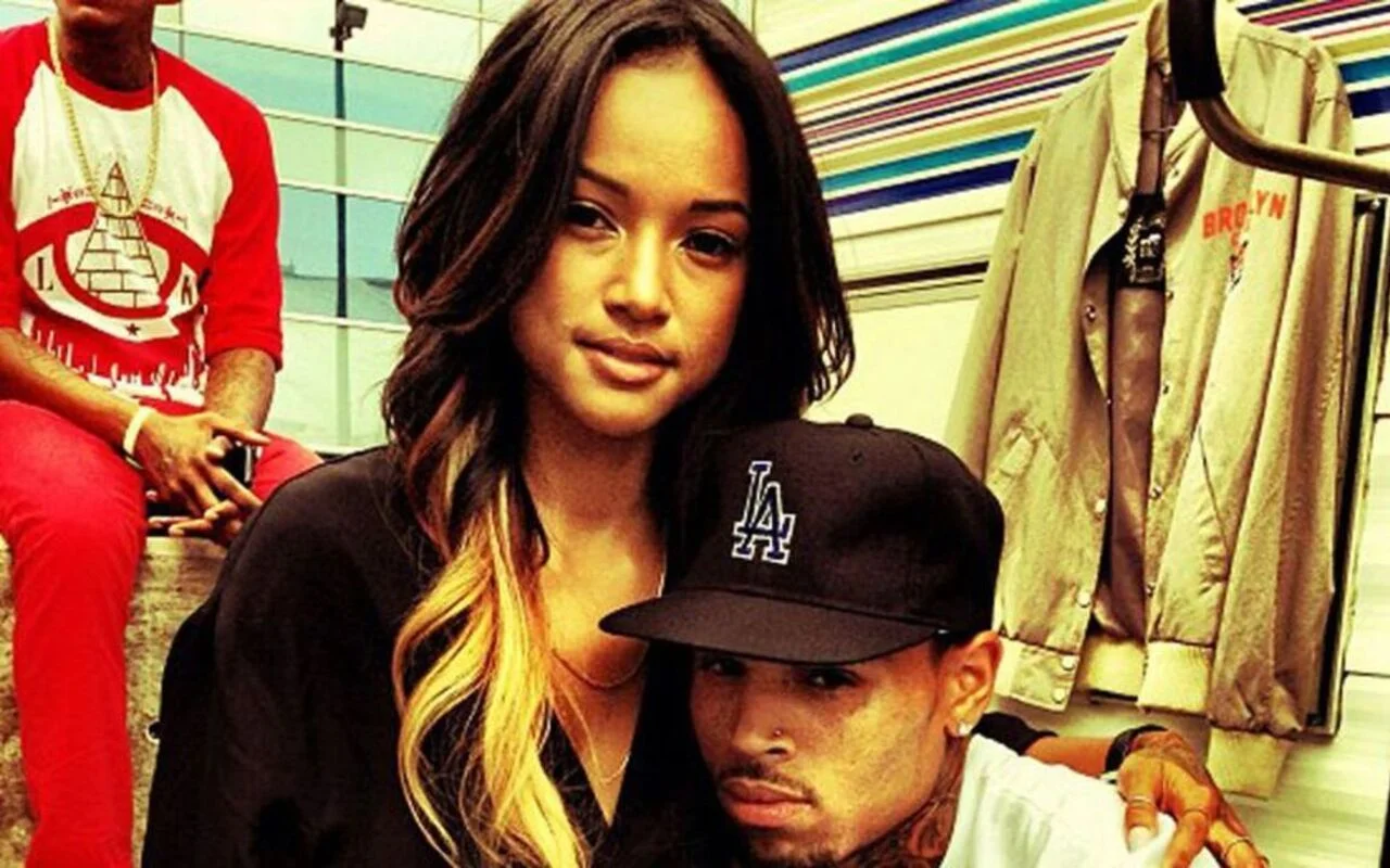经过多年的激烈分裂和法律斗争，克里斯·布朗（Chris Brown）和卡鲁切·特兰（Karrueche Tran）在科切拉（Coachella）团聚