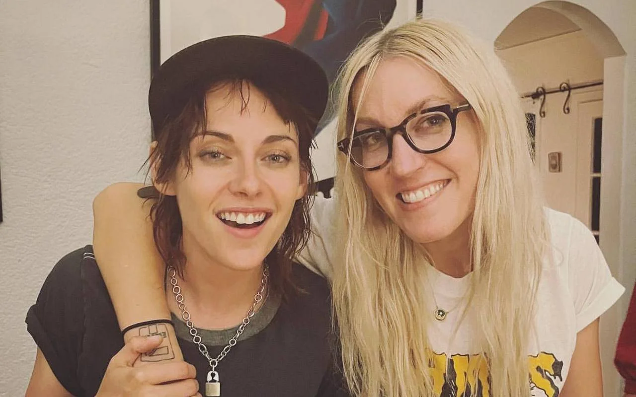 克里斯汀·斯圖爾特（Kristen Stewart）的新妻子迪倫·邁耶（Dylan Meyer）分享了第一張婚禮照片
